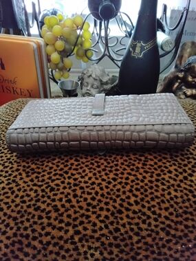 Neutral Croc-Embossed Women’s Clutch Wallet